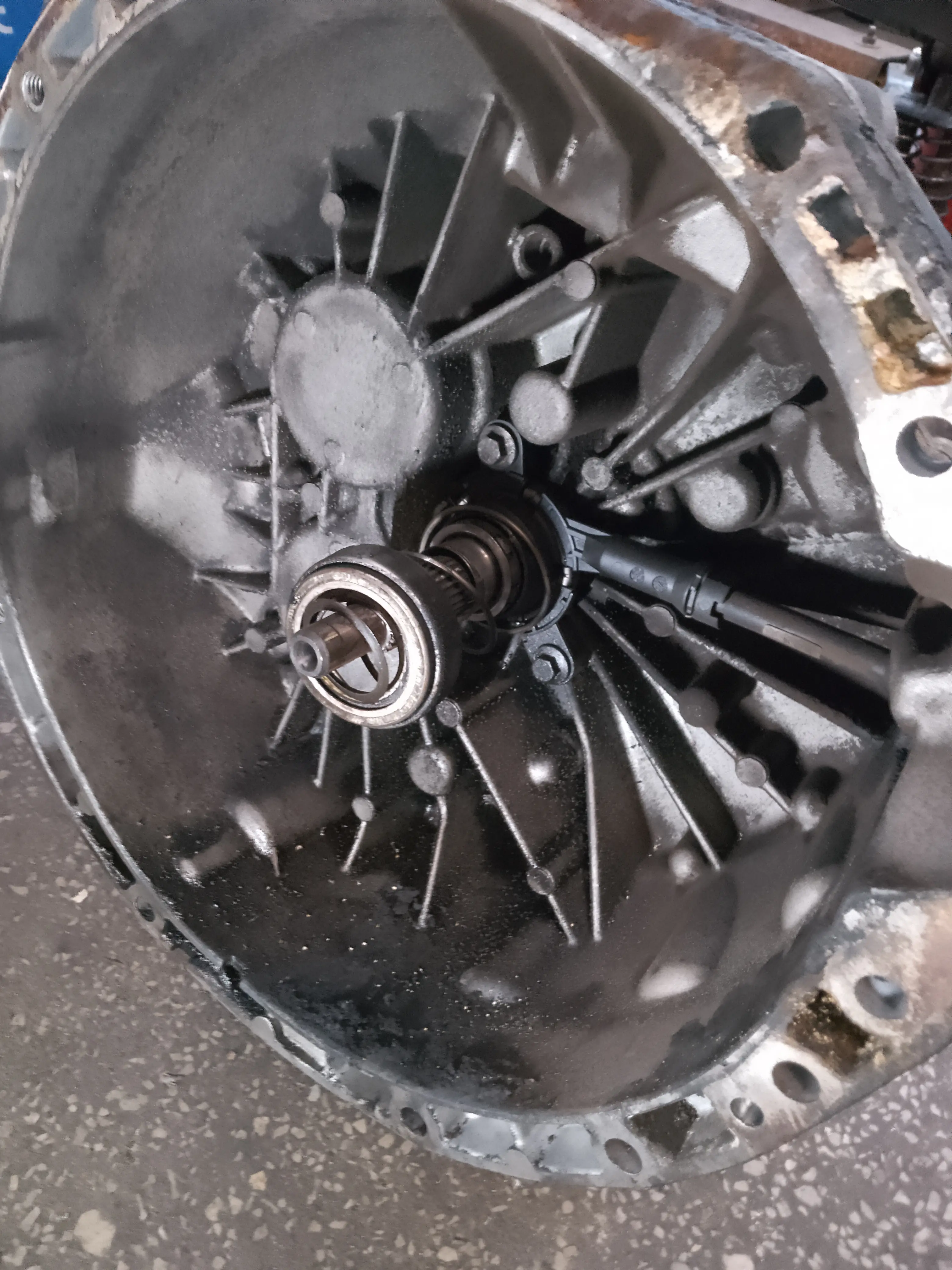 Naprawa obudowy sprzęgła/skrzyni biegów